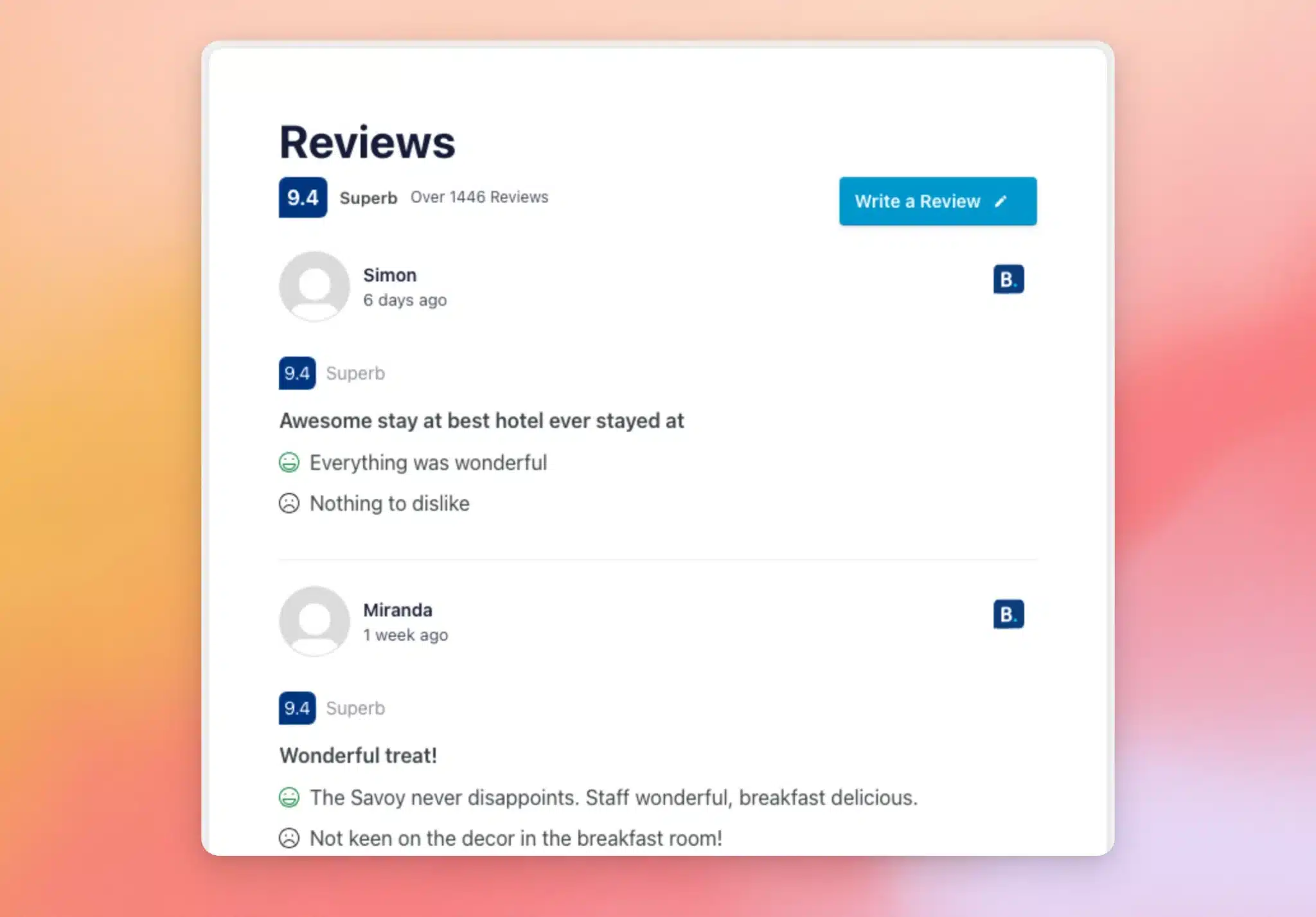 Un flux d'avis Booking.com affichant la note globale, les titres des avis, ainsi que les points forts et les points faibles signalés par les clients
