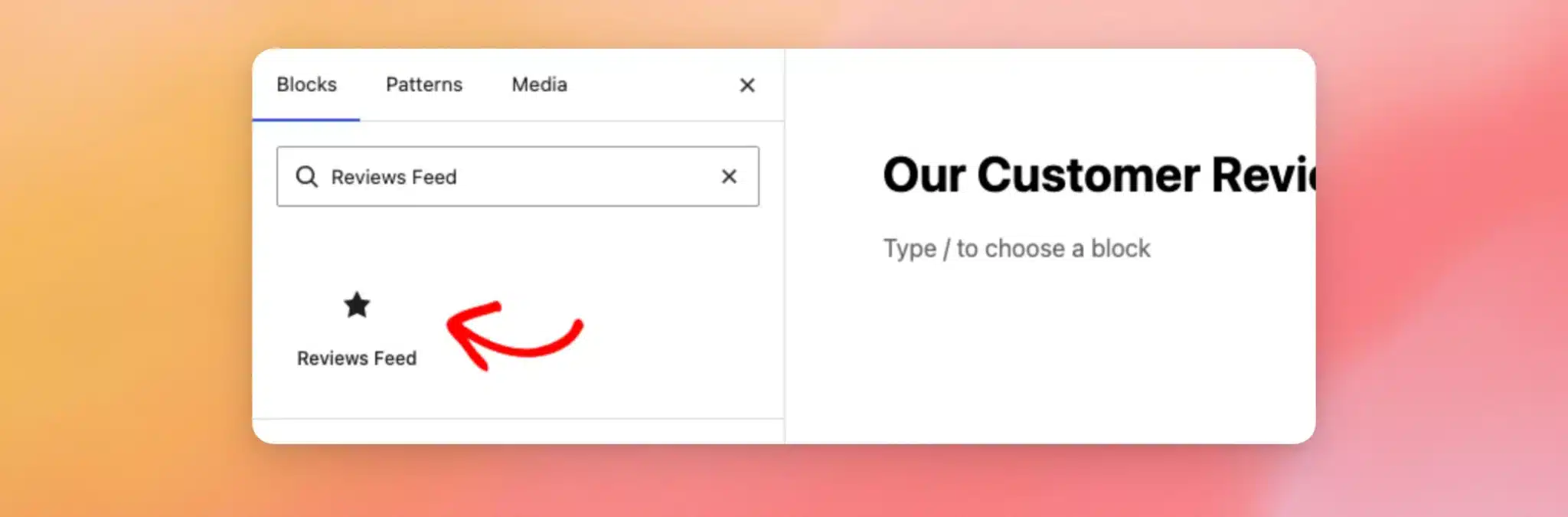 Buscando el bloque «Feed de reseñas» en el selector de bloques de WordPress, con una flecha que señala hacia el bloque