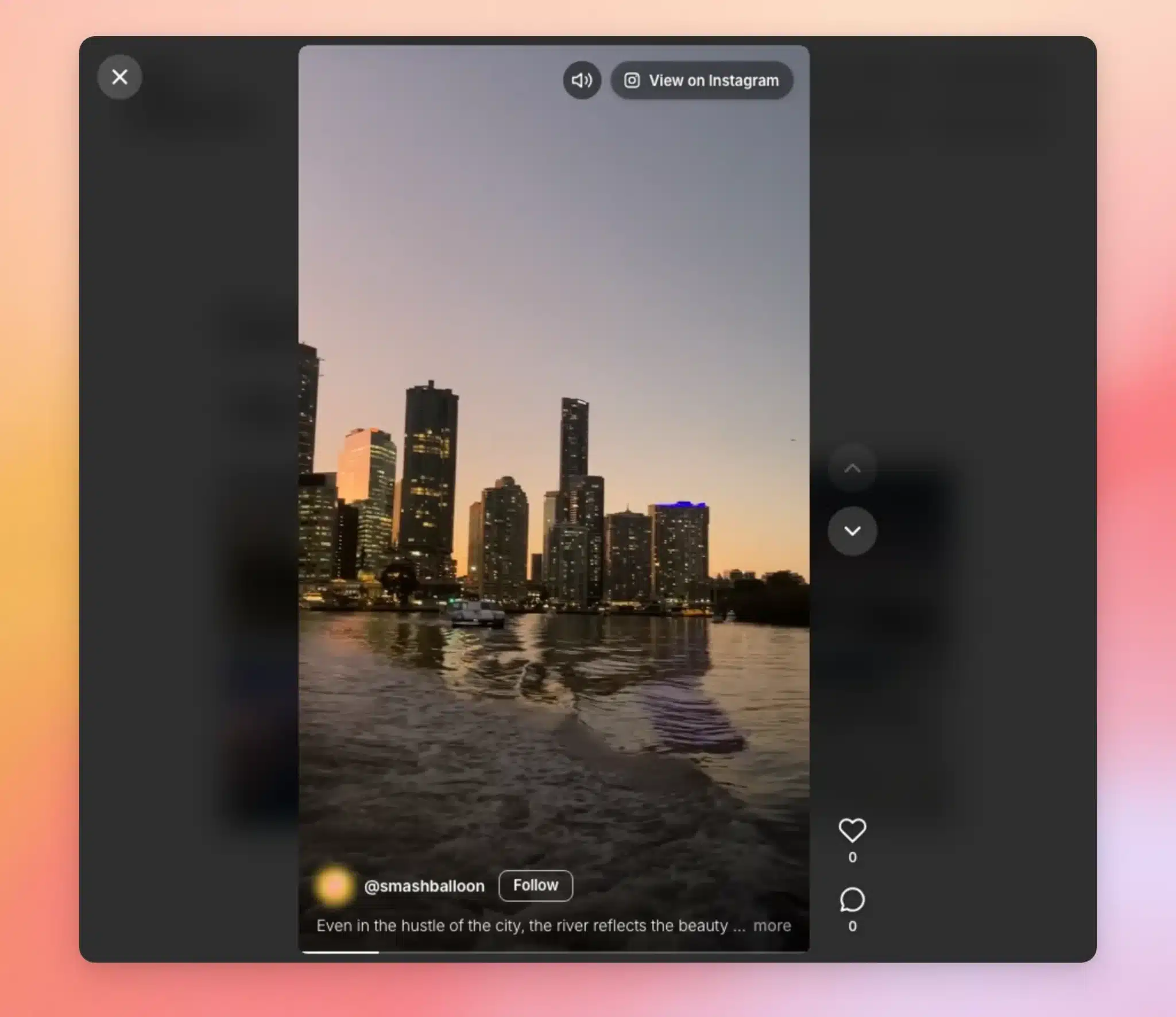 Ein Reel, das im Vollbild-Swipe-View-Player abgespielt wird, mit Bildunterschrift, Anzahl der Likes und Kommentare sowie Navigationspfeilen.