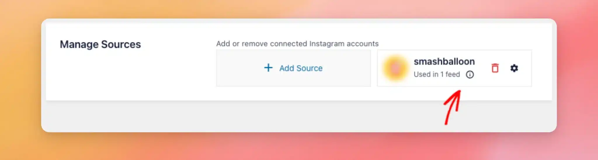 Instagramフィード設定の「ソースの管理」セクションに、連携済みのアカウントを示す矢印が表示されています