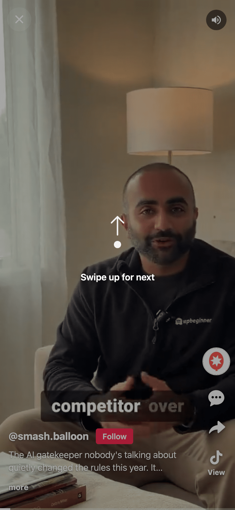 Ein TikTok-Video von „Smash Balloon“, das im Swipe-View-Modus im Vollbildmodus auf einem Smartphone abgespielt wird, mit der Option „Nach oben wischen“ für den nächsten Hinweis, dem Namen @smash.balloon, einem „Folgen“-Button, der Bildunterschrift sowie den Buttons „Teilen“ und „Anzeigen“