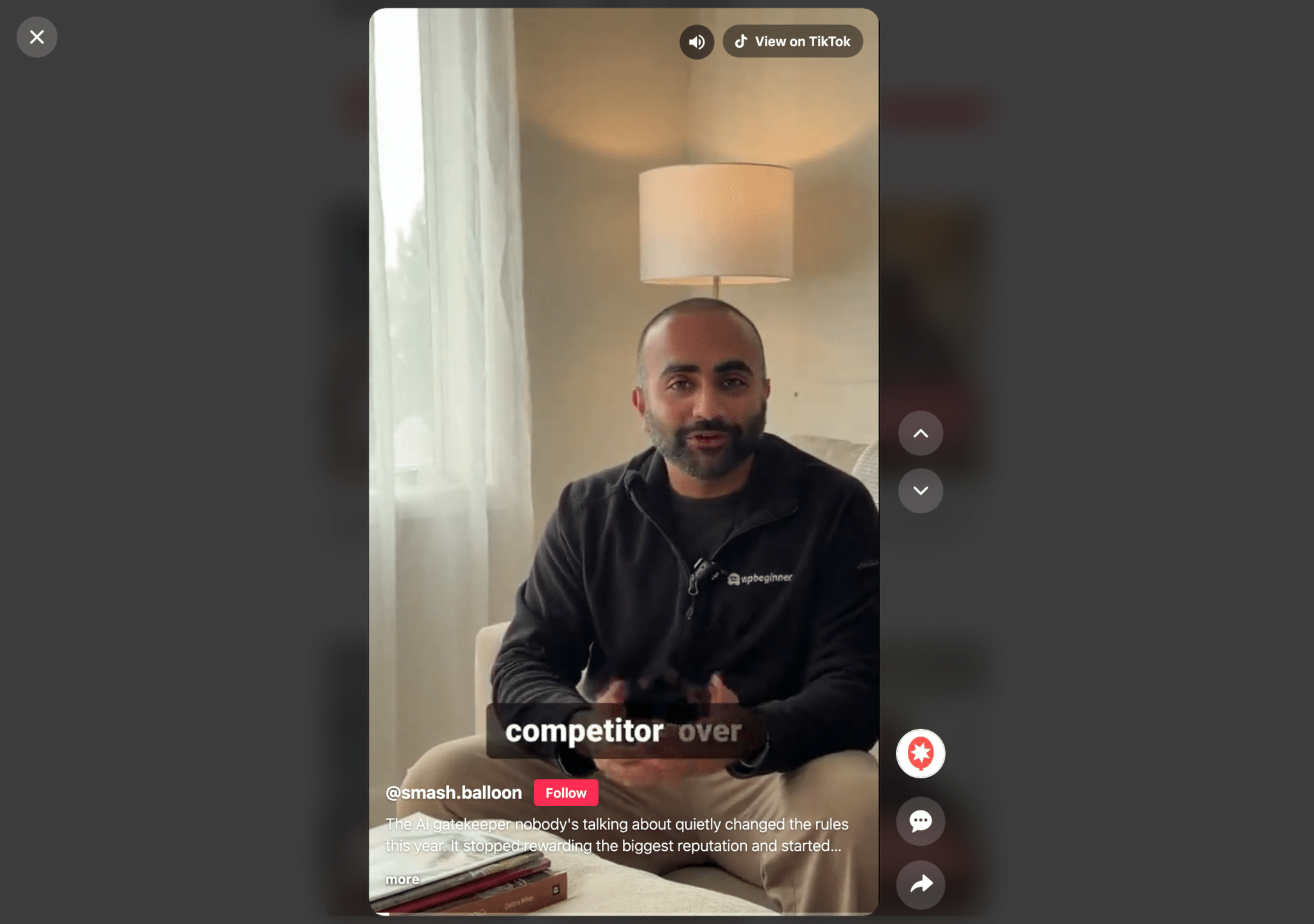 Ein TikTok-Video, das im Vollbildmodus „Swipe View“ auf einem Computer abgespielt wird, mit Auf- und Ab-Pfeilen zum Wechseln zwischen den Videos, einer Schaltfläche „Auf TikTok ansehen“ sowie Schaltflächen zum Folgen, Kommentieren und Teilen